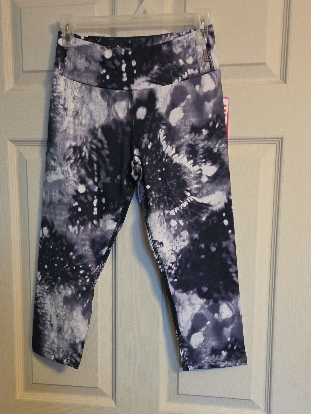 KOS*USA Black and White Crop Leggings Size Medium NWT - Picture 1 of 9